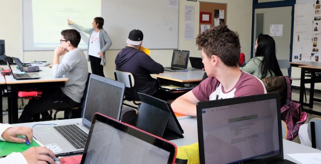 inma en clase con los ordenadores